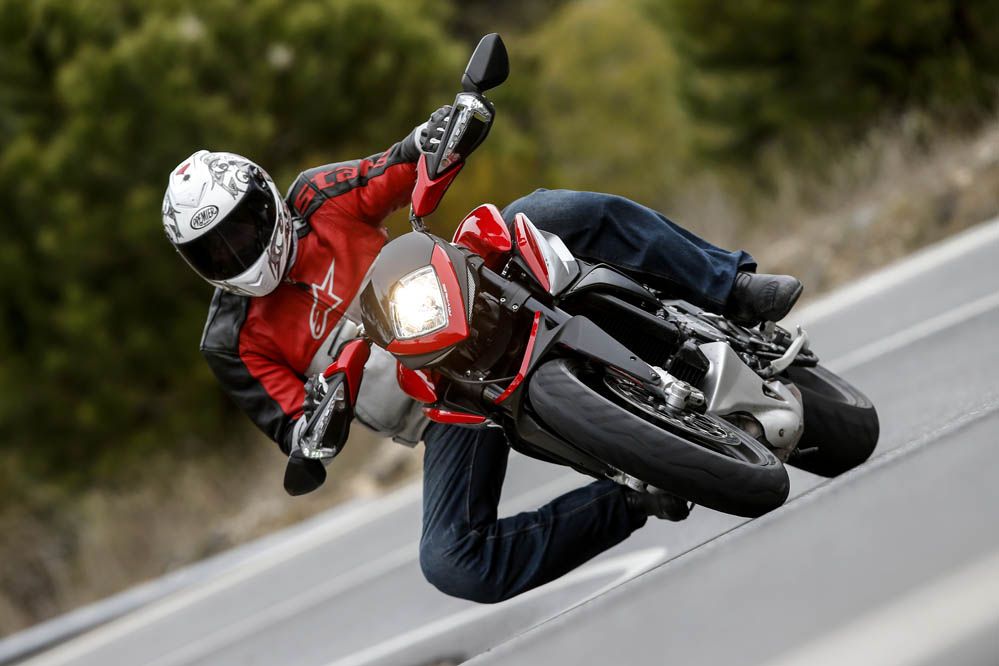 Comparativa supermotard: MV Agusta Rivale vs Ducati Hypermotard. Galería