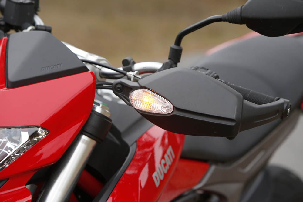 Comparativa supermotard: MV Agusta Rivale vs Ducati Hypermotard. Galería