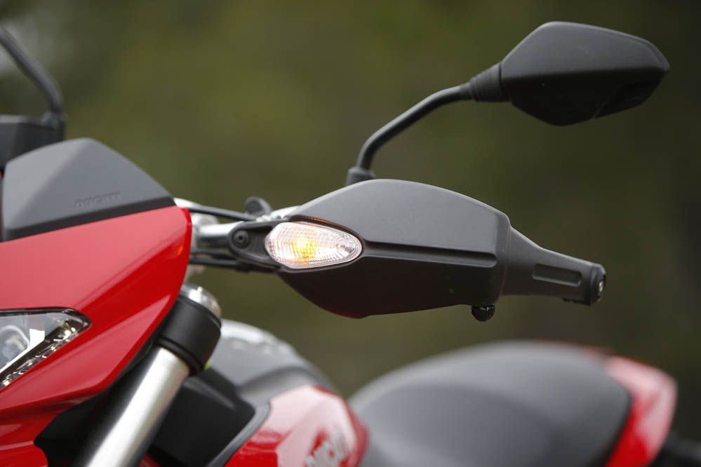 Comparativa supermotard: MV Agusta Rivale vs Ducati Hypermotard. Galería