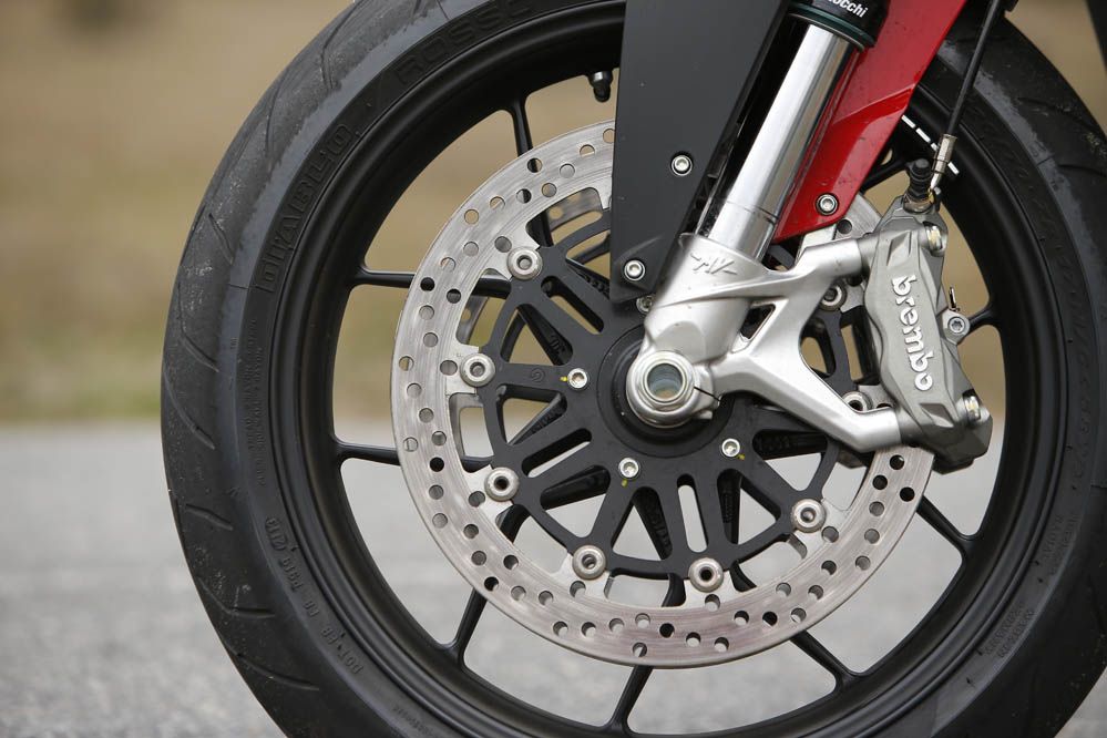 Comparativa supermotard: MV Agusta Rivale vs Ducati Hypermotard. Galería