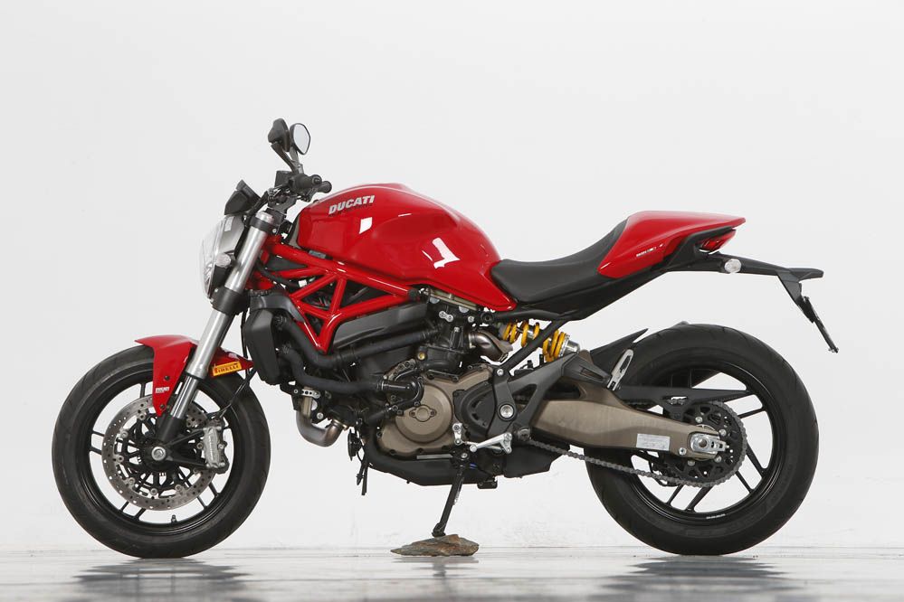 Comparativa Naked medias: Ducati Monster 821, Kawasaki Z800e, MV Agusta Brutale 800 y Yamaha Mt-09. Galería