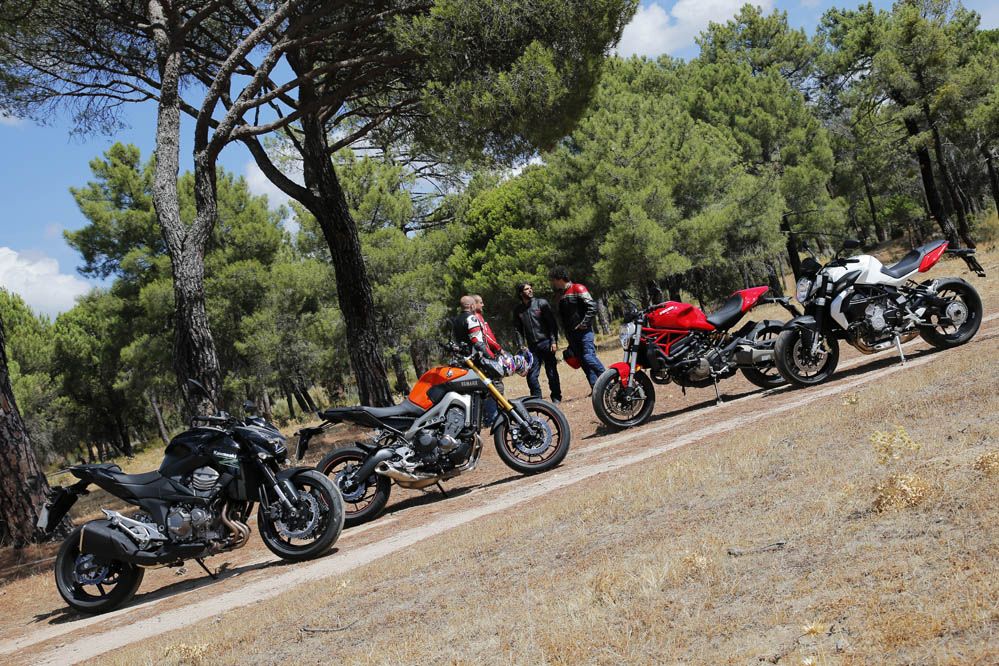 Comparativa Naked medias: Ducati Monster 821, Kawasaki Z800e, MV Agusta Brutale 800 y Yamaha Mt-09. Galería