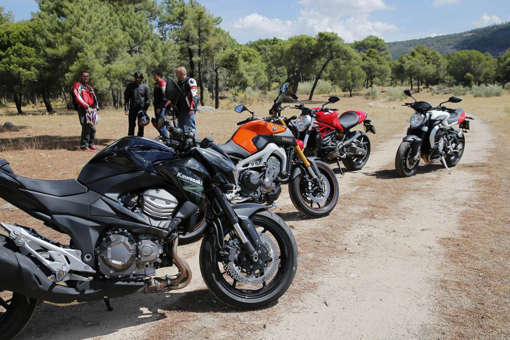 Comparativa Naked medias: Ducati Monster 821, Kawasaki Z800e, MV Agusta Brutale 800 y Yamaha Mt-09. Galería