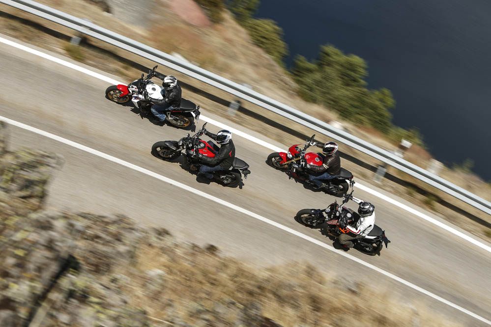 Fotos. Comparativa Naked medias: Honda CB650F, KTM 690 Duke, Triumph Street Triple y Yamaha MT-07
