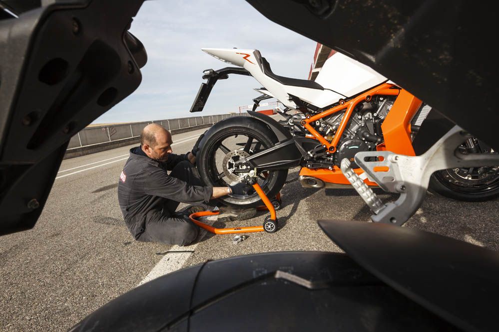 Comparativa deportivas 1000 Aprilia, BMW, KTM. Galería