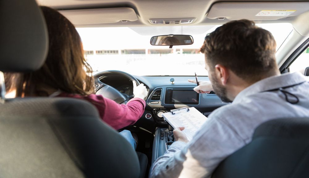 Examen de carné de conducir de la DGT en una autoescuela