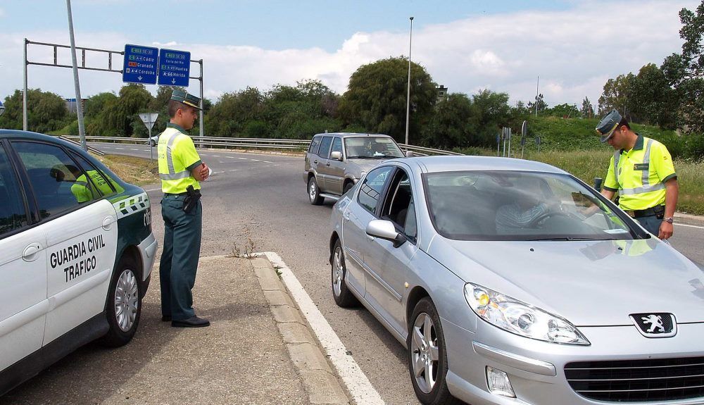 Agentes de la Guardia Civil de Tráfico en un control Agentes de la Guardia Civil de Tráfico en un control
