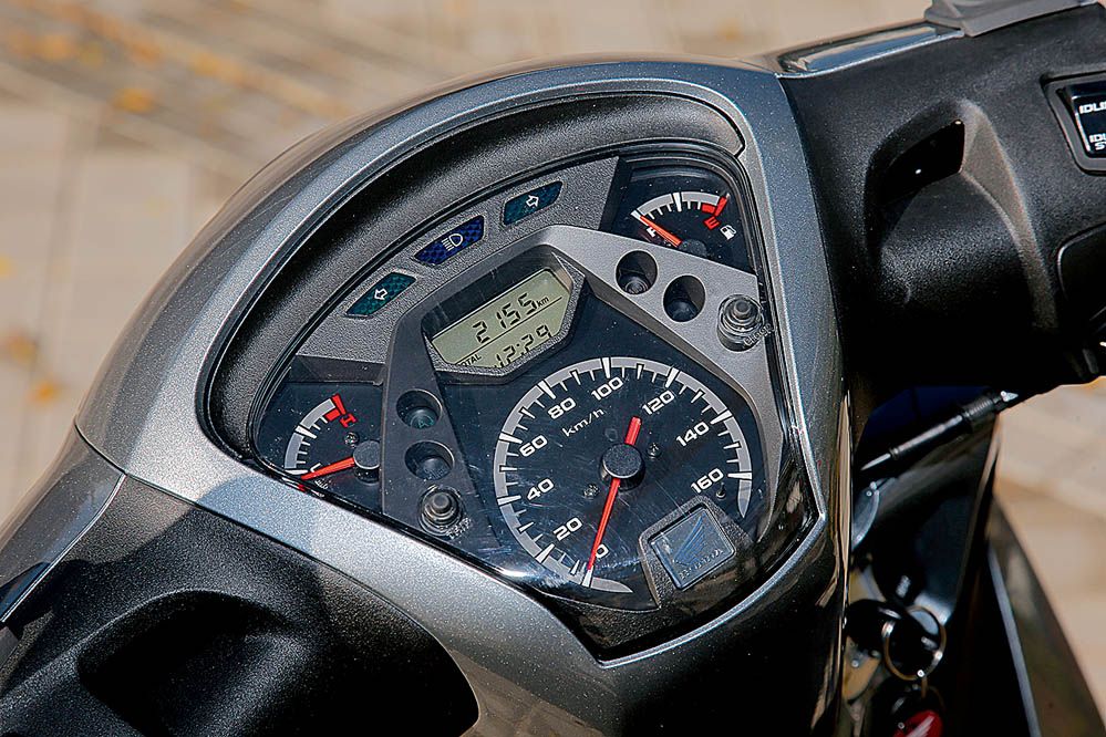 Comparativa: Honda PCX vs Honda Scoopy 125 ABS. Galería