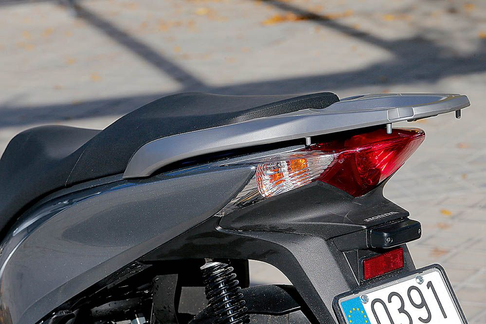 Comparativa: Honda PCX vs Honda Scoopy 125 ABS. Galería