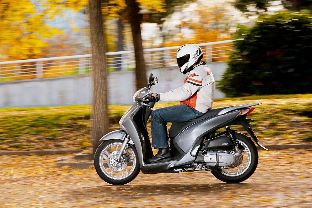 Comparativa: Honda PCX vs Honda Scoopy 125 ABS. Galería