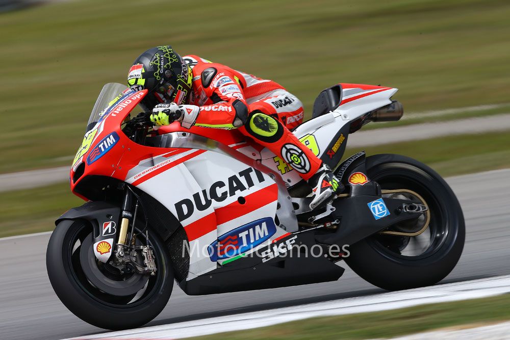 Andrea Iannone. Sepang 2015. Día 1. Foto: Motociclismo.es