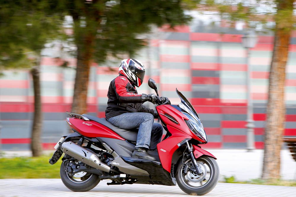 Comparativa maxiscooter 125: Suzuki, KYMCO, Yamaha. Galería