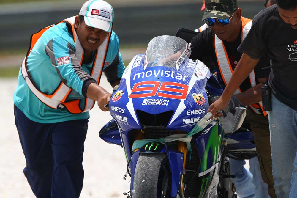 La Yamaha de Lorenzo tras la caída en Sepang