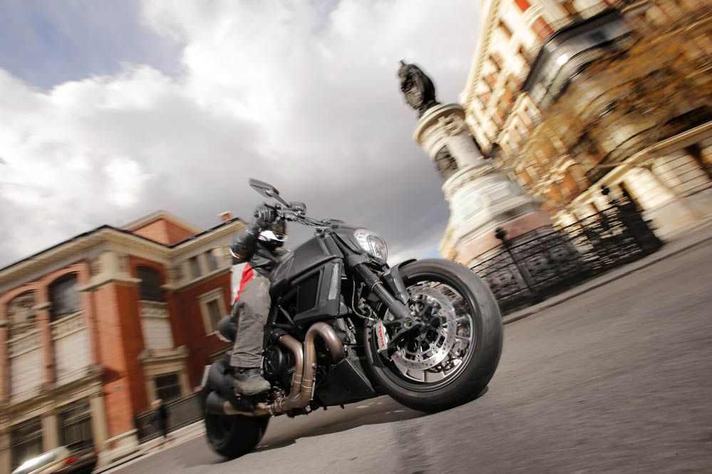Comparativa Muscle Bikes: Ducati Diavel, Honda Gold Wing F6C y Yamaha V-Max. Galería