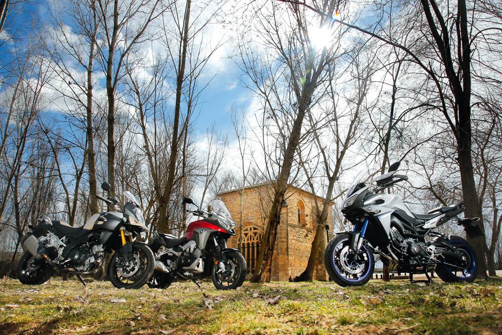 Comparativa Trail: Honda VFR800X Crossrunner, Suzuki V-Strom 1000, Yamaha MT-09 Tracer. Galería