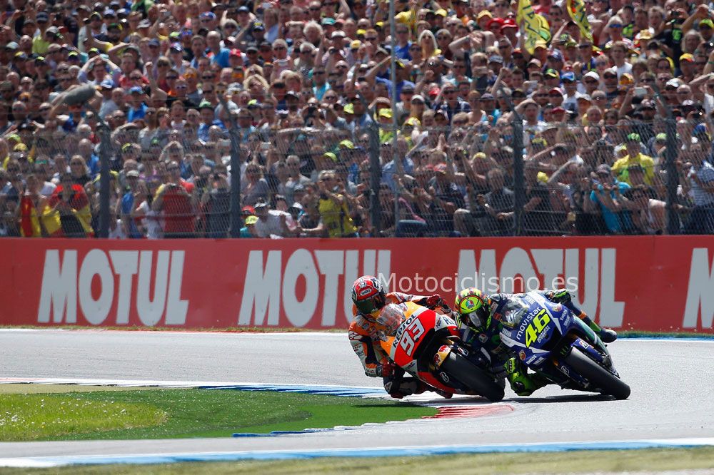 Fotos: Rossi y Márquez, en la última chicane de Assen