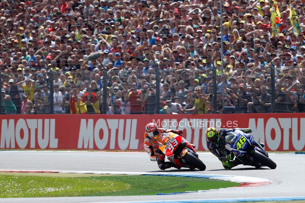 Fotos: Rossi y Márquez, en la última chicane de Assen