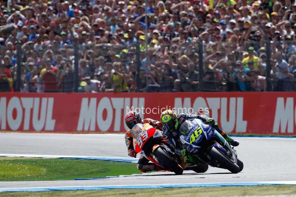 Fotos: Rossi y Márquez, en la última chicane de Assen