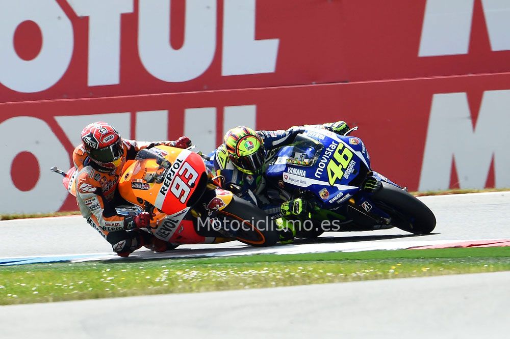 Fotos: Rossi y Márquez, en la última chicane de Assen