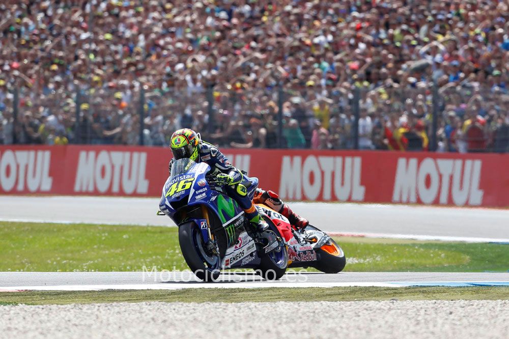 Fotos: Rossi y Márquez, en la última chicane de Assen