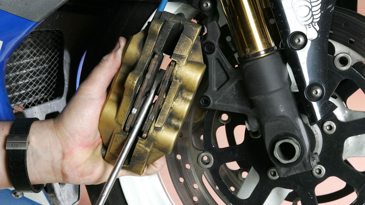 Cómo cambiar las pastillas de freno de tu moto