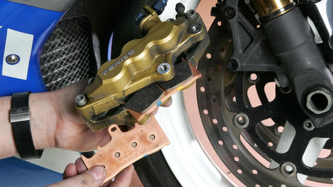 Cómo cambiar las pastillas de freno de tu moto