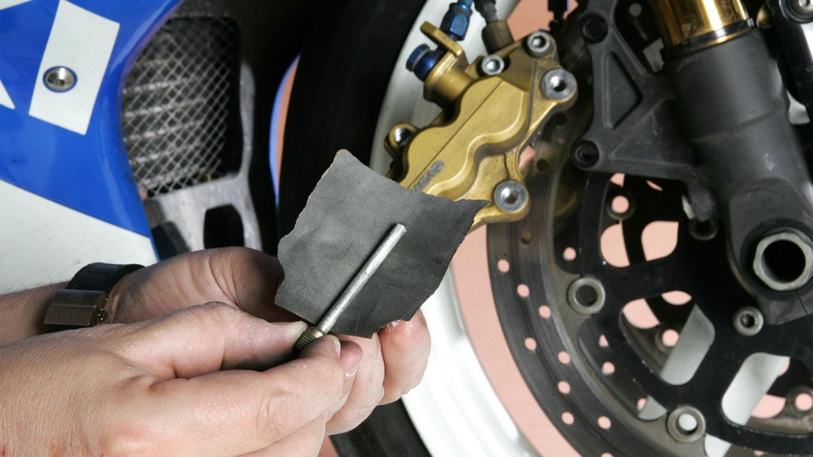 Cómo cambiar las pastillas de freno de tu moto