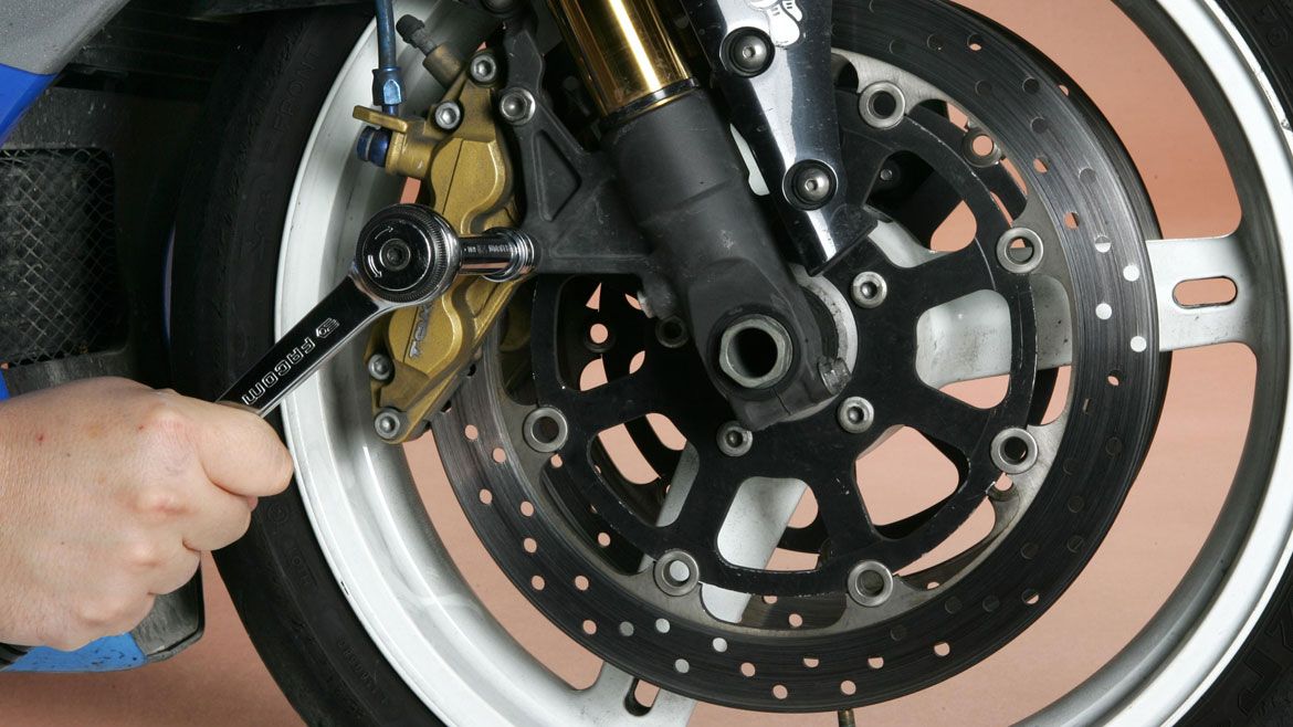 Cómo cambiar las pastillas de freno de tu moto