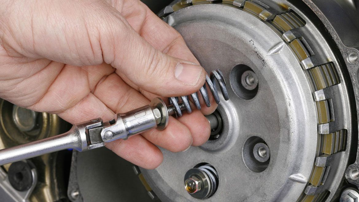 Cambiar los discos de embrague de tu moto, paso a paso