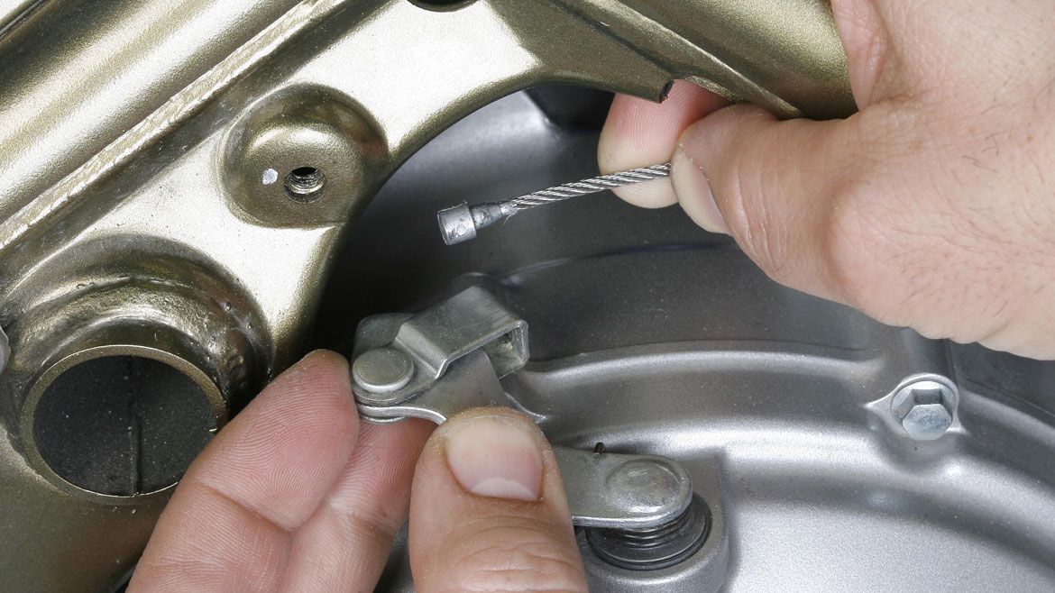 Cambiar los discos de embrague de tu moto, paso a paso