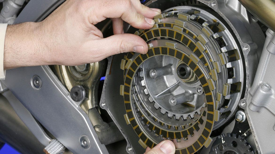 Cambiar los discos de embrague de tu moto, paso a paso