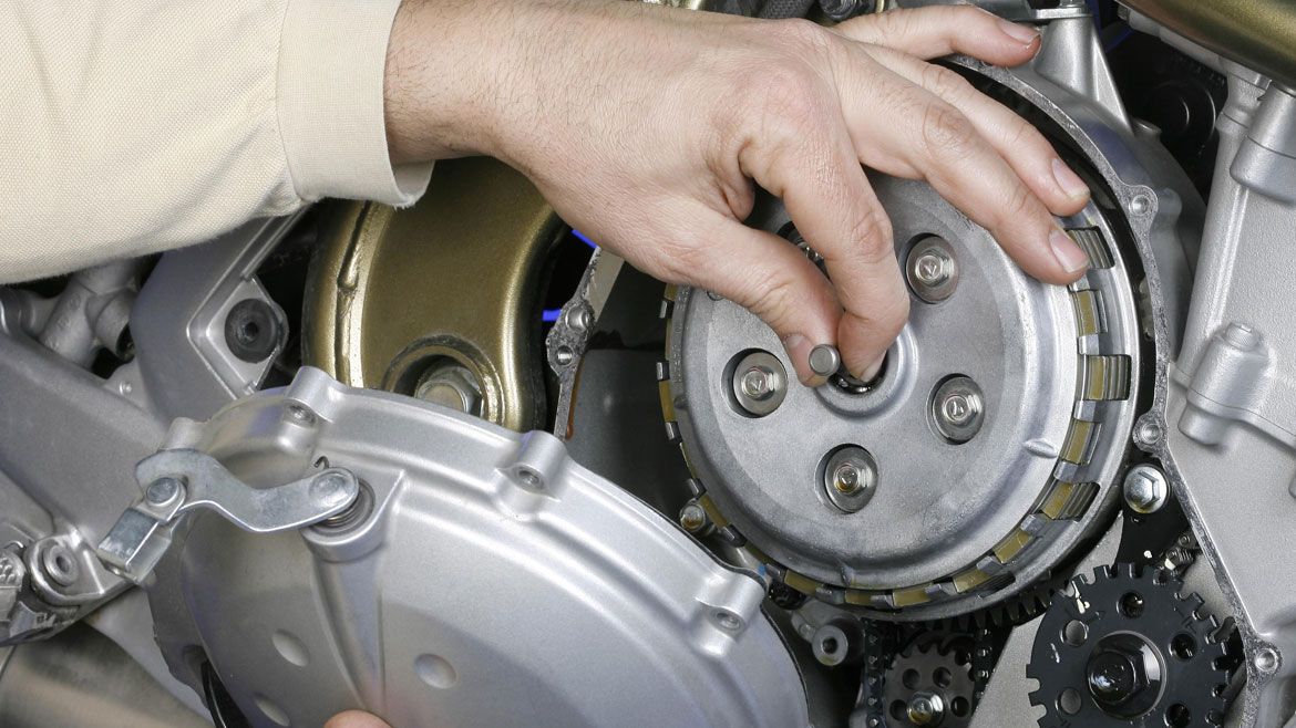 Cambiar los discos de embrague de tu moto, paso a paso