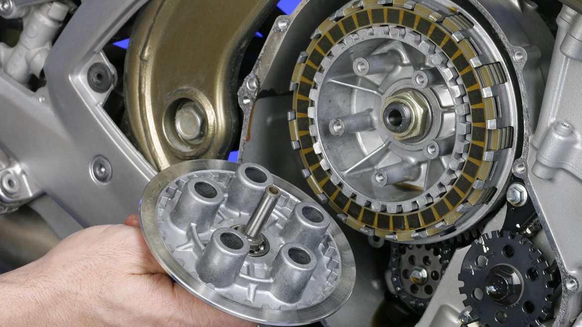 Cambiar los discos de embrague de tu moto, paso a paso