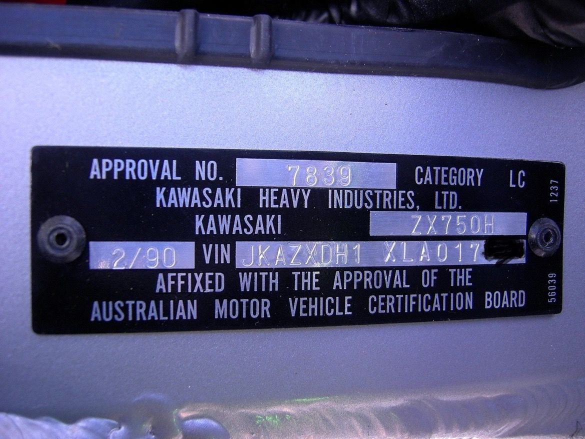 Galería de fotos de la Kawasaki ZXR 750 en su caja original