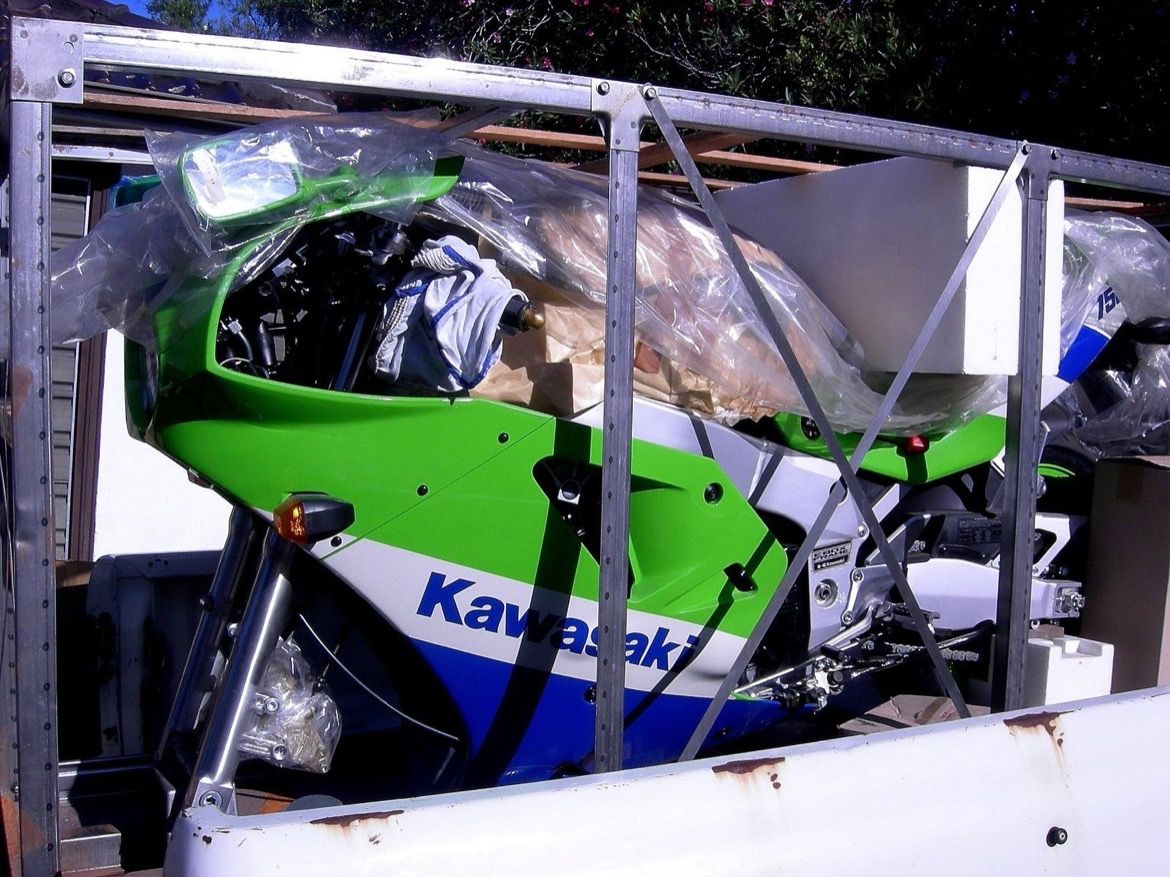 Galería de fotos de la Kawasaki ZXR 750 en su caja original