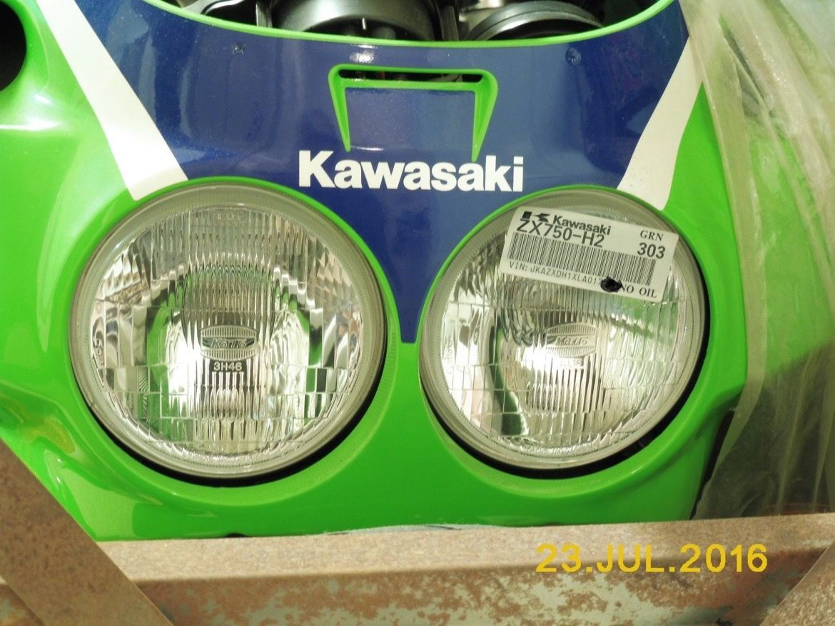 Galería de fotos de la Kawasaki ZXR 750 en su caja original
