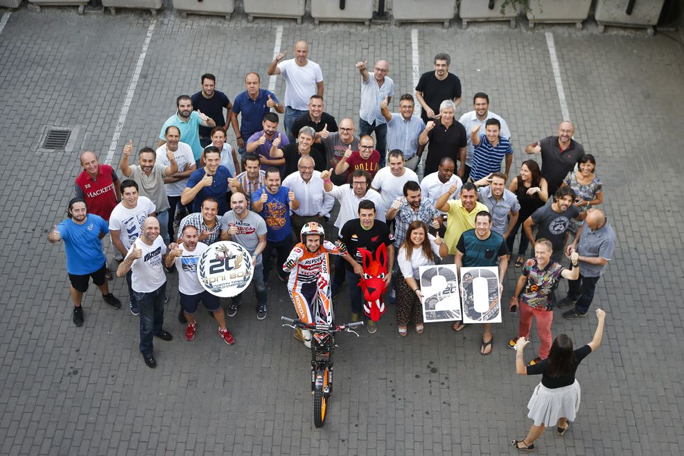 Toni Bou visita la redacción de MOTOCICLISMO