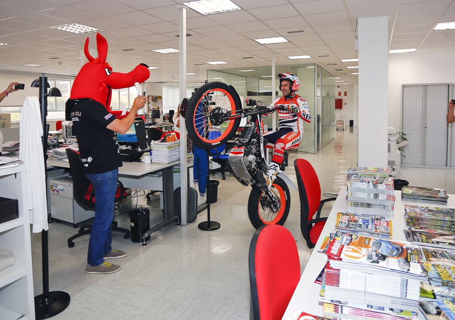 Toni Bou visita la redacción de MOTOCICLISMO
