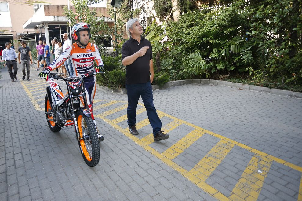 Toni Bou visita la redacción de MOTOCICLISMO