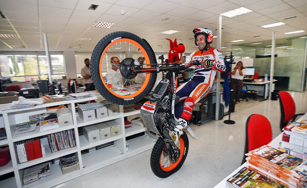 Toni Bou visita la redacción de MOTOCICLISMO
