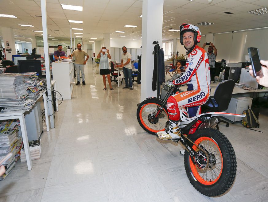 Toni Bou visita la redacción de MOTOCICLISMO