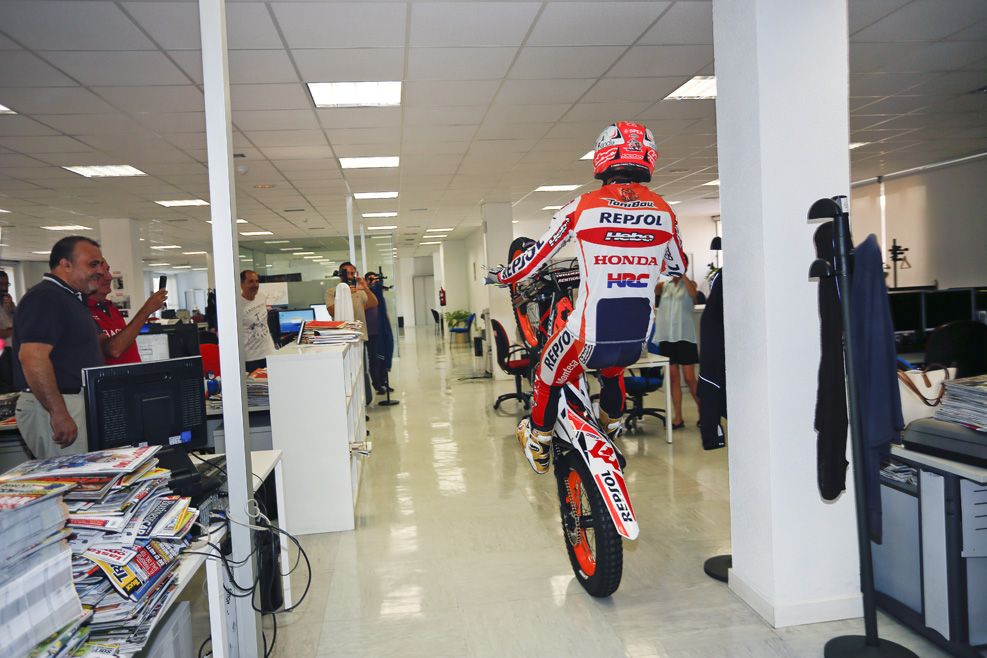Toni Bou visita la redacción de MOTOCICLISMO