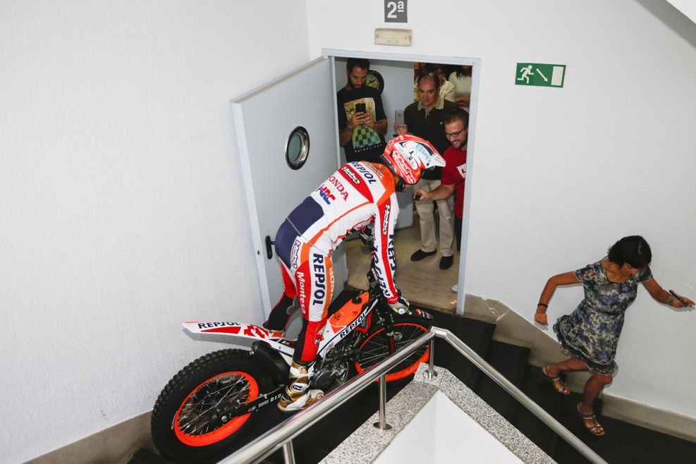 Toni Bou visita la redacción de MOTOCICLISMO