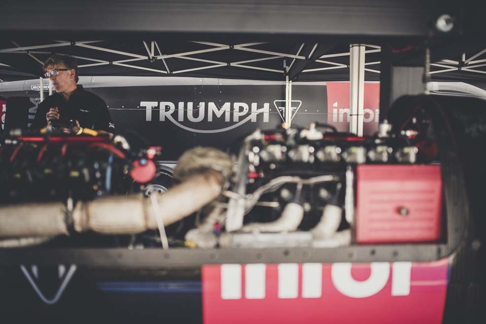 Guy Martin y la Triumph Infor Rocket en Bonneville