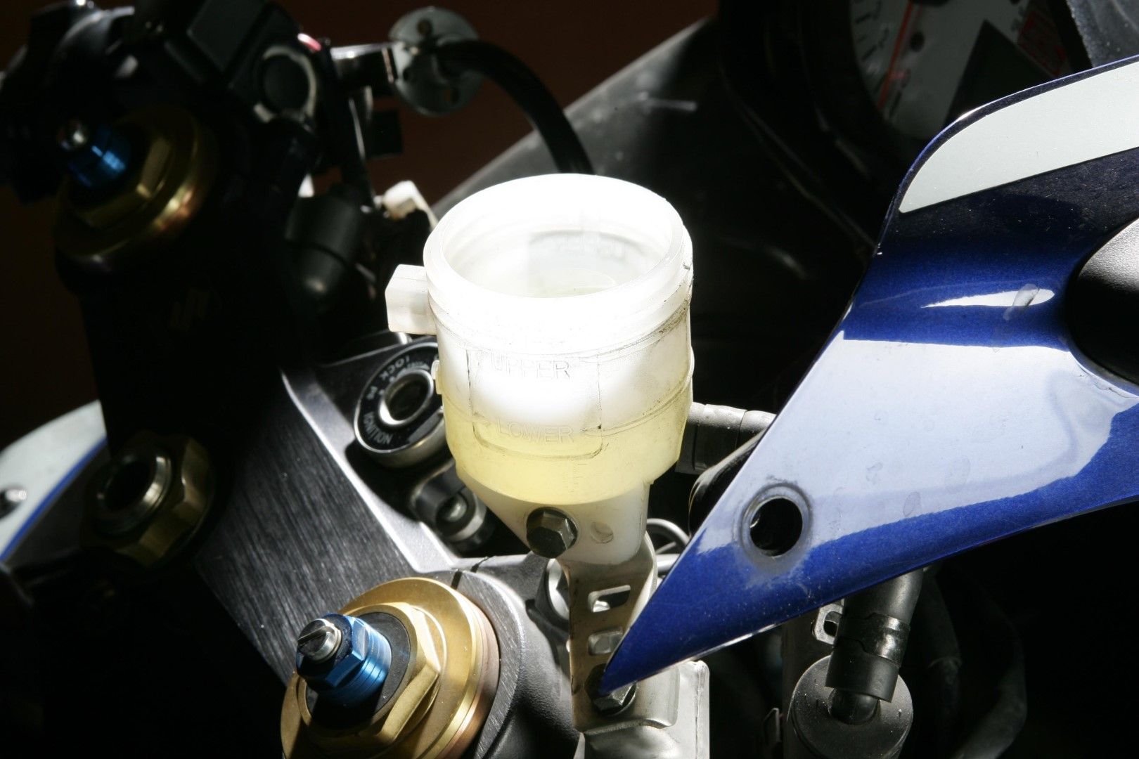 Cómo revisar el líquido de frenos de tu moto