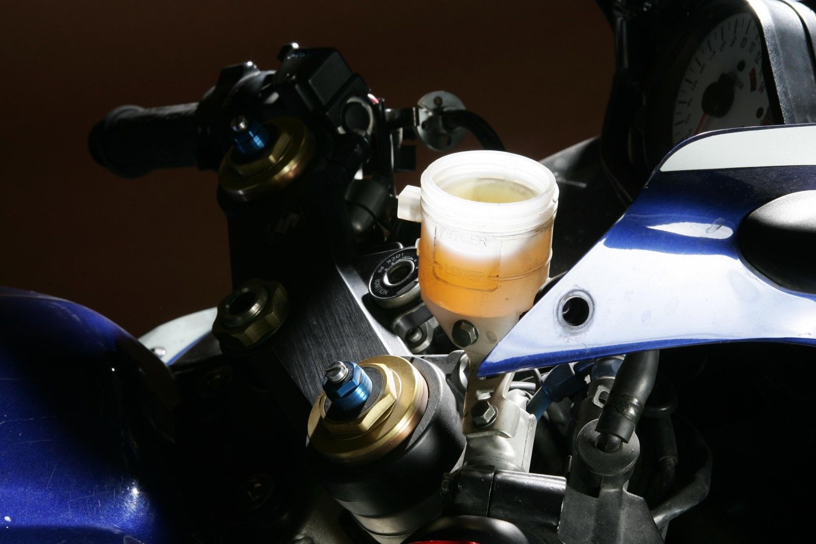 Cómo revisar el líquido de frenos de tu moto