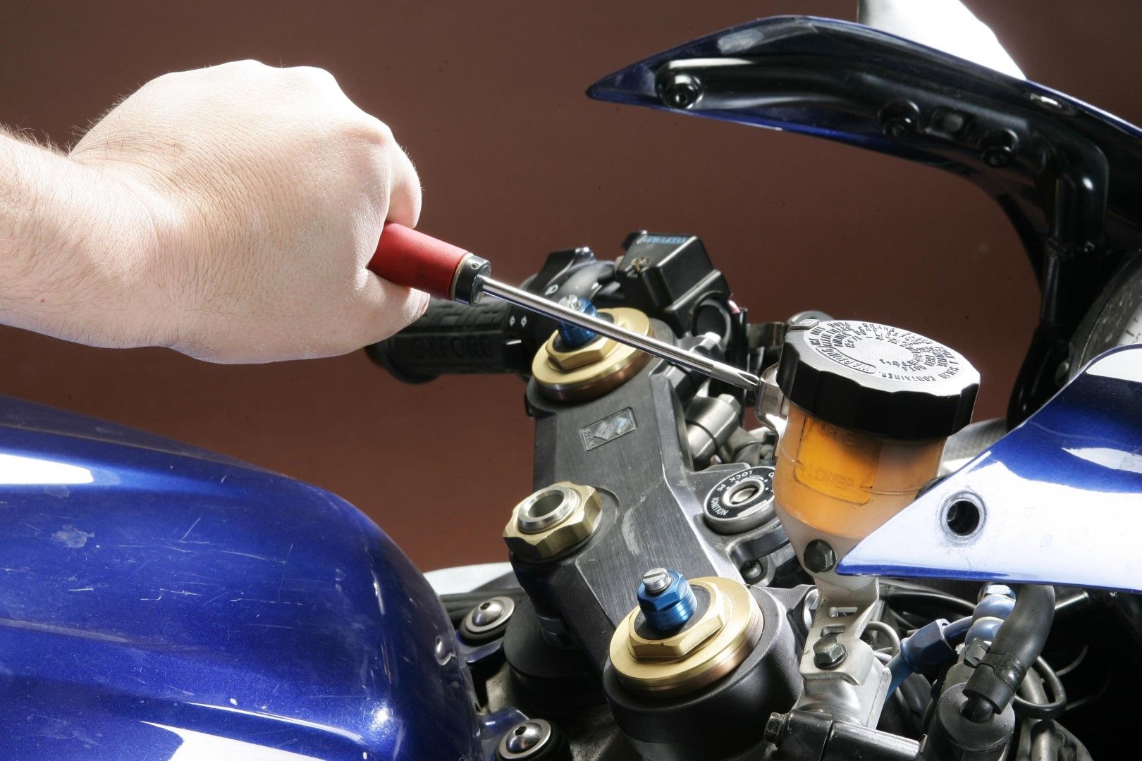 Cómo revisar el líquido de frenos de tu moto