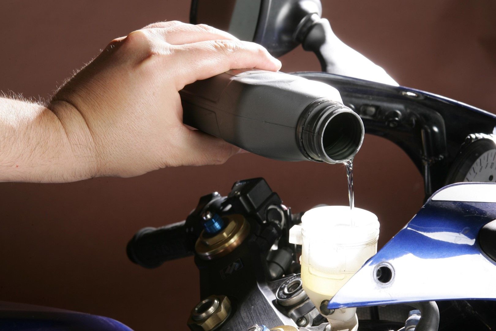 Cómo revisar el líquido de frenos de tu moto