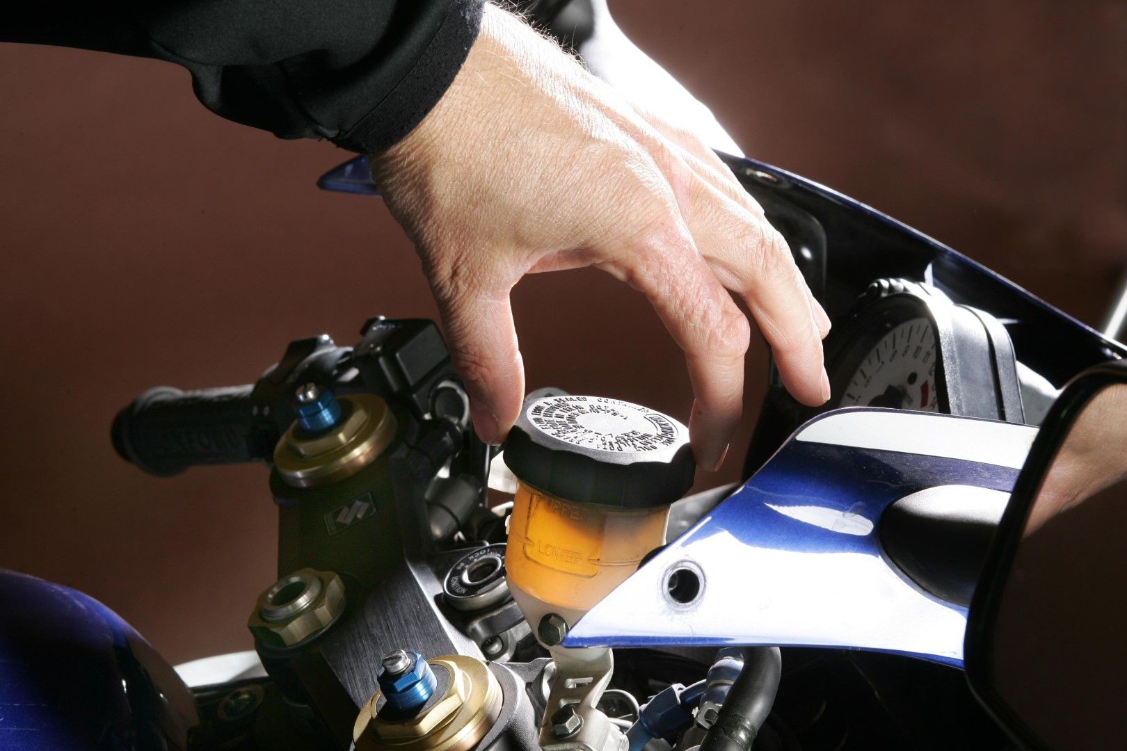 Cómo revisar el líquido de frenos de tu moto