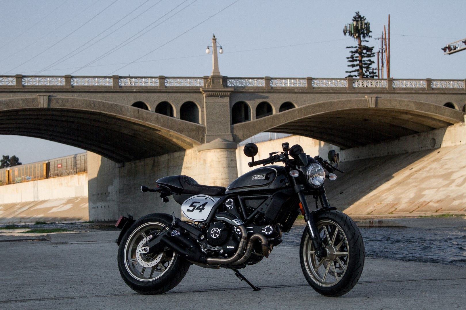 Ducati Scrambler Café Racer 2017 fotos